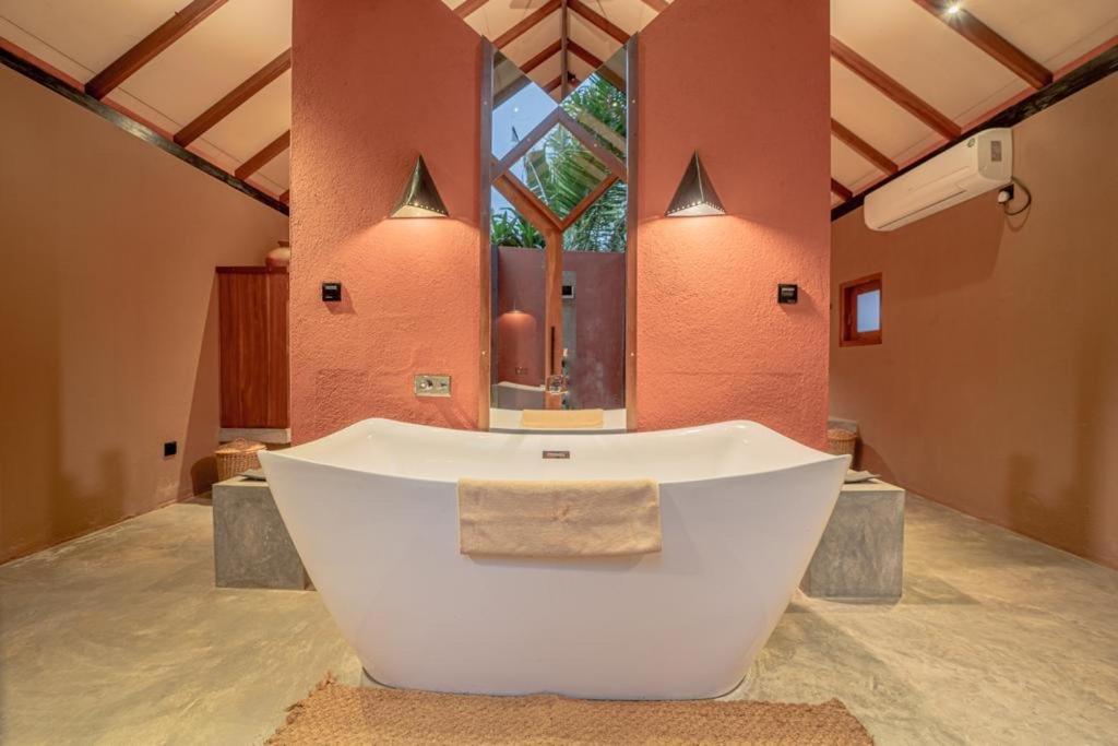 Nisala Villas ヒッカドゥワ エクステリア 写真